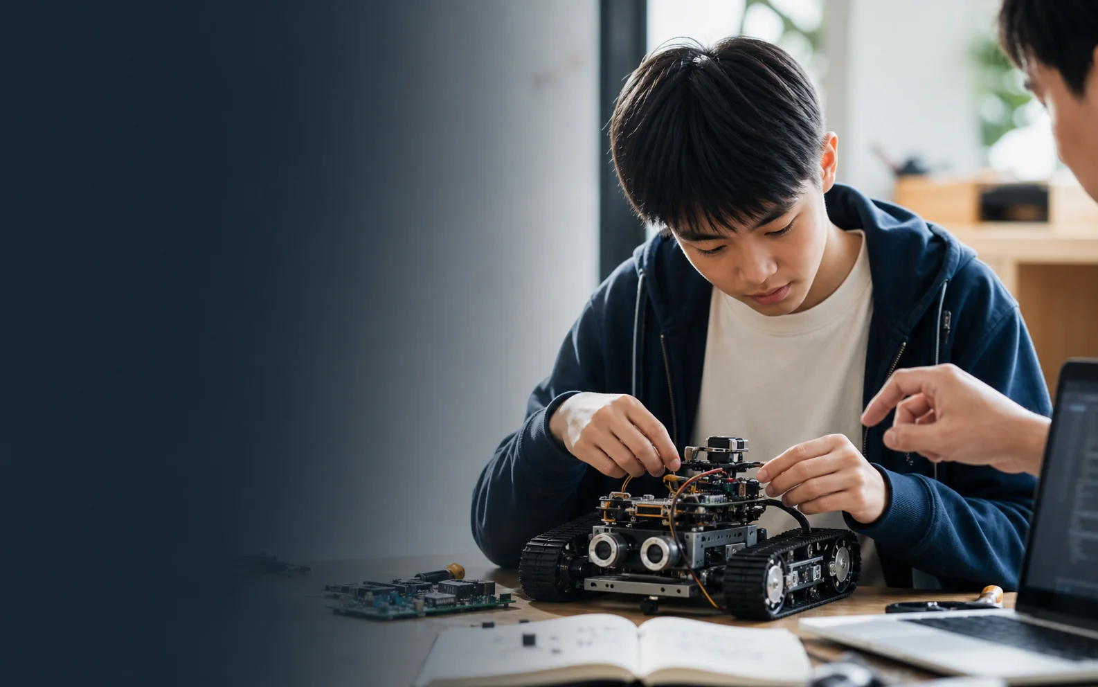 教学场景示意:学生在导师引导下调试科创项目
